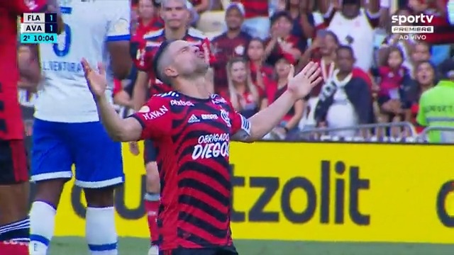 Diego Ribas em sua despedida, de forma inesperada, saca uma camisa com o número 10 escrito “Gabi” anunciando a todos quem seria o novo camisa 10 do time…