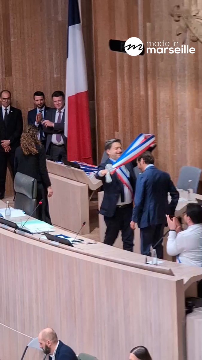 🇨🇵 Remise d'écharpe de Benoît Payan à son compagnon politique de toujours Arnaud Drouot, nouvel adjoint au maire. Notre Live continue ➡️