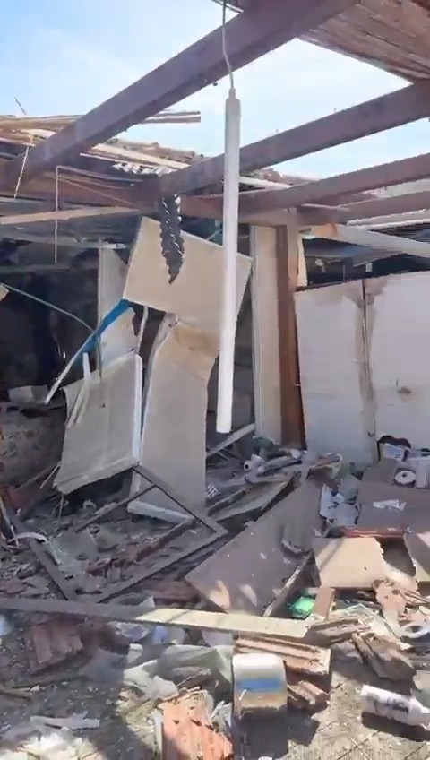 رغم التكتم الشديد للعدو الصهيوني مشاهد من آثار الدمار بالقصف الصاروخي الإيراني في "بيت شيمش" المحتلة.