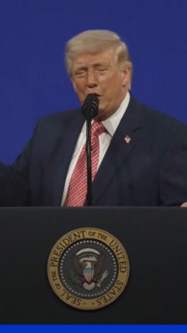 Donald Trump dit à son audience constituée d'investisseurs qu'ils peuvent lui poser des questions sur "le sexe"