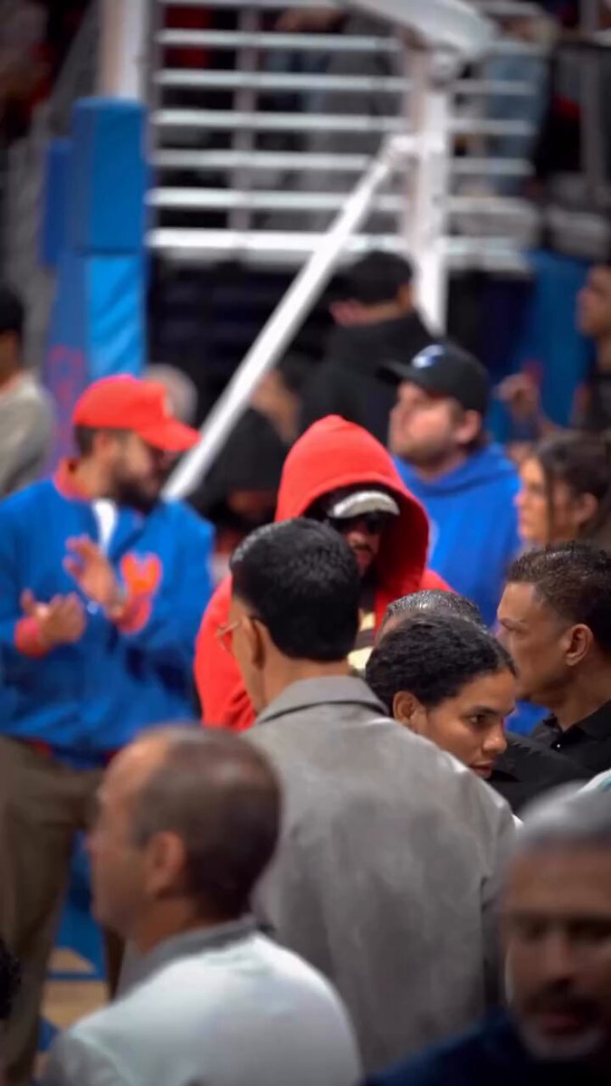 Bad Bunny anoche en el juego de los Cangrejeros en Puerto Rico. 🏀