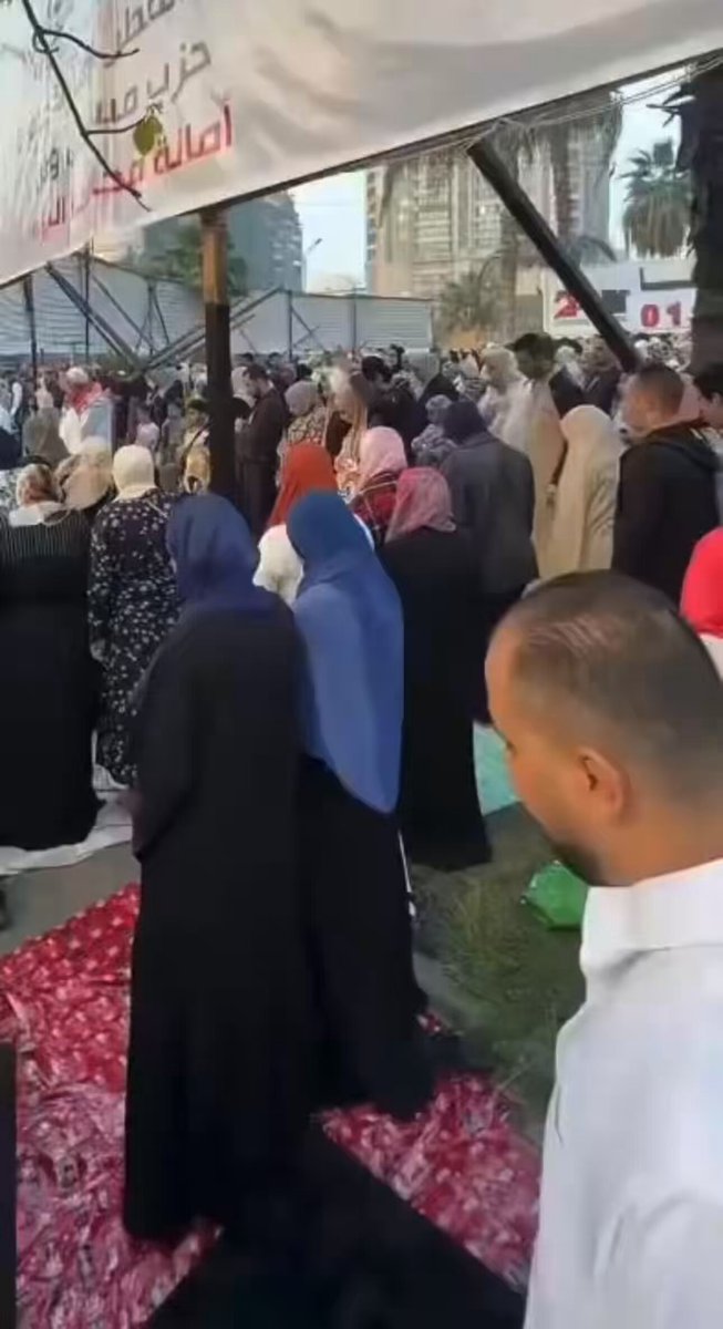 المصريين 🇪🇬 في صلاة العيد يوجّهون قبلتهم بدلاً من مكة ، إلى كربلاء في العراق 🇮🇶 وطهران في إيران 🇮🇷،
