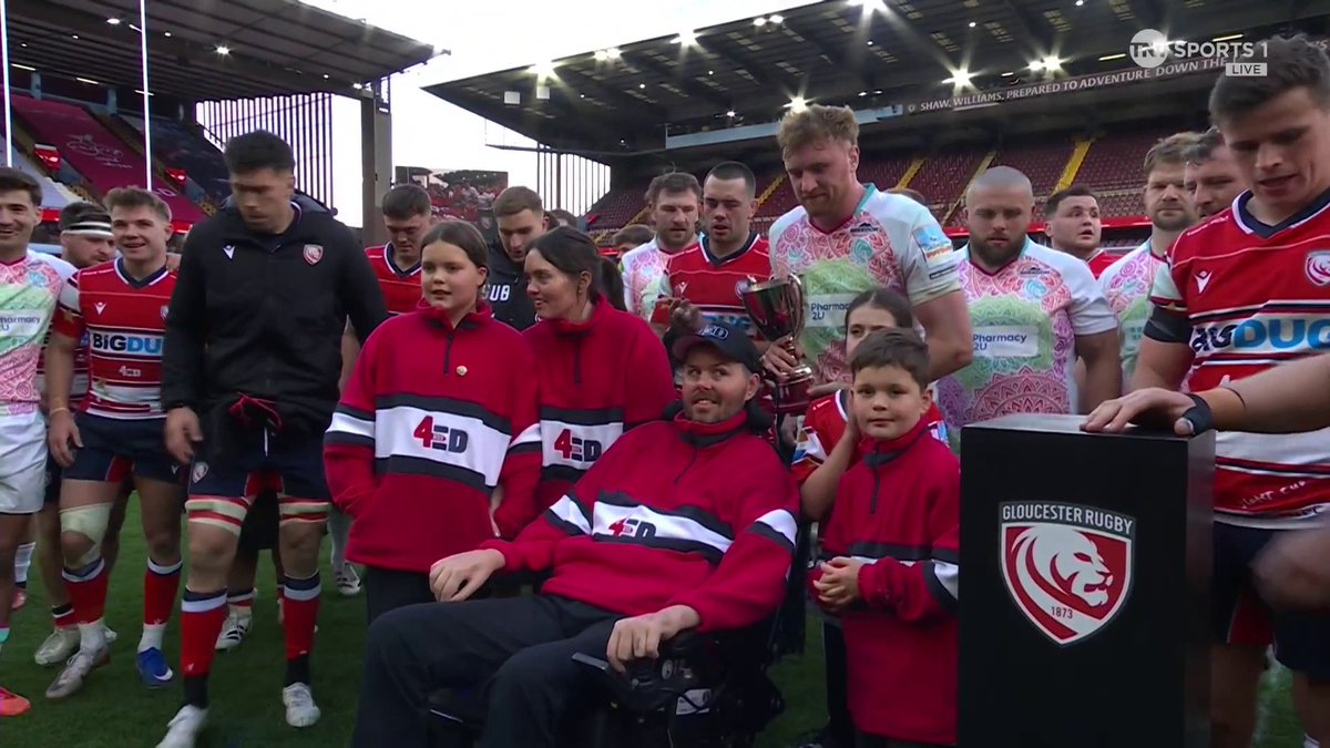 Ed Slater and his family present the Slater Cup trophy to Leicester Tigers' winning captain, Ollie Chessum 🏆 What a moment this is 👏 📺 Stream TNT Sports with HBO Max