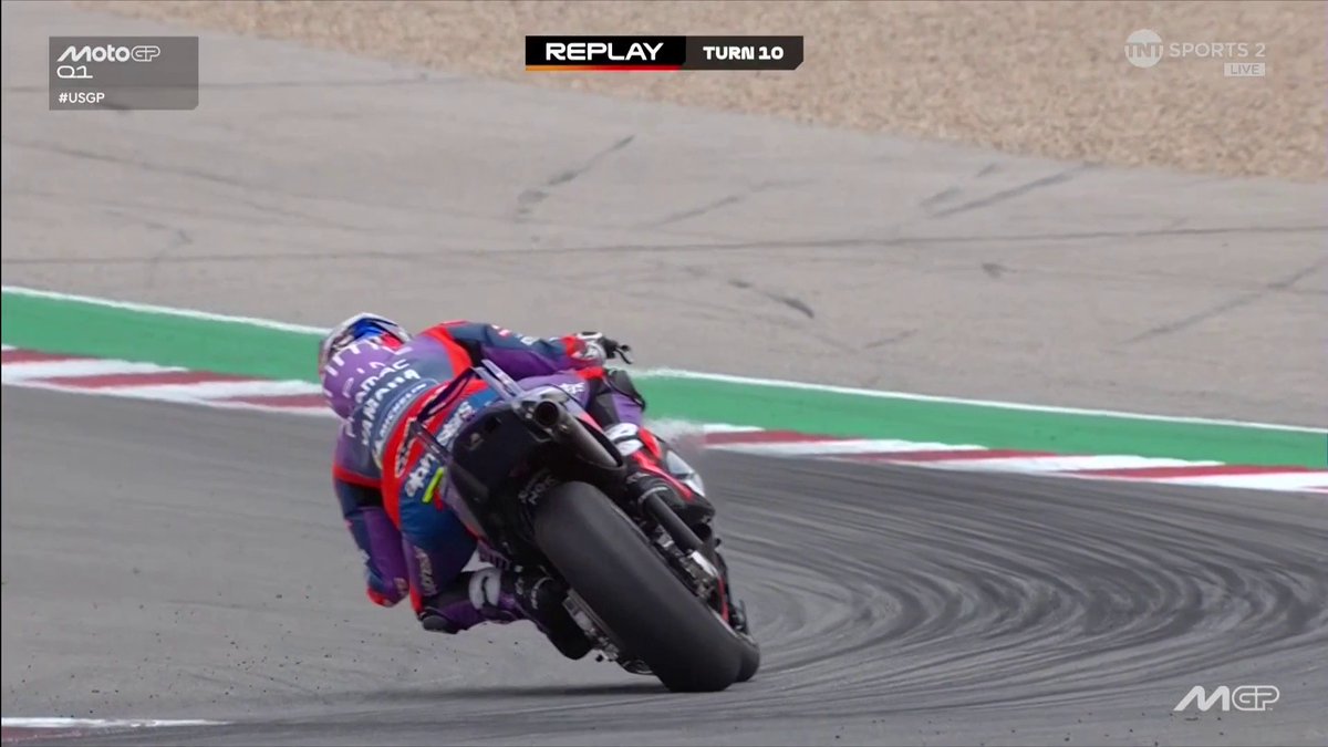 FULL COMMITMENT 🔥 What a shot of Torpak Razgatlioglu refusing to back off 👏 #MotoGP | #USGP | Live on TNT Sports and HBO Max