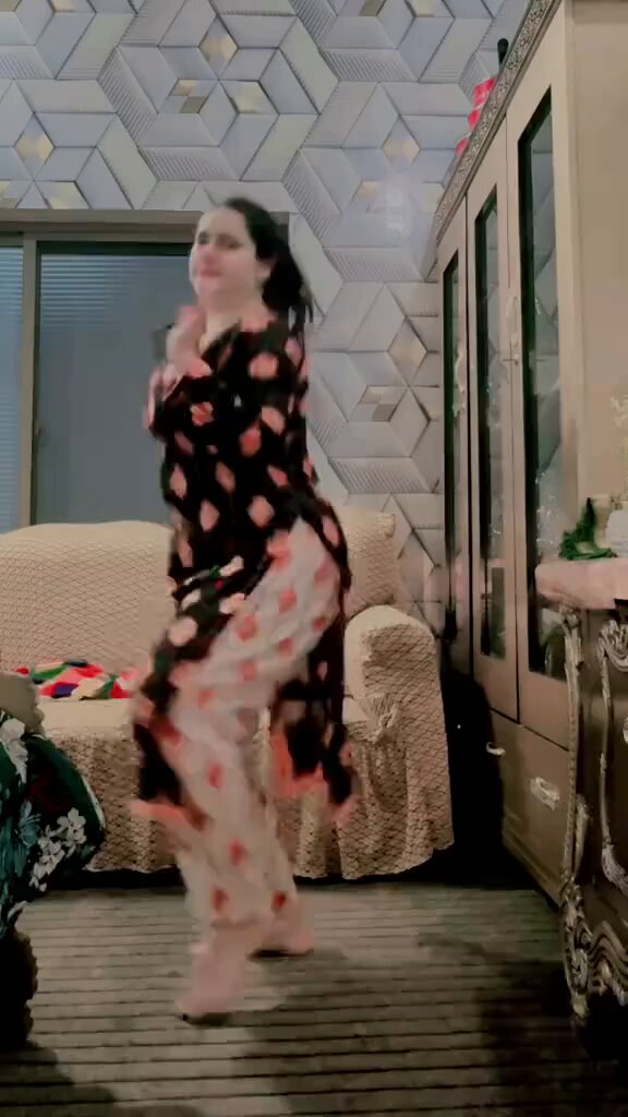 بھرا ہوا بدن، بھاری چھاتی اور موٹے چوتڑ والی خاتون دیکھ کر مرد کے سوئے ہوئے جذبات بھڑک جاتے ہیں یہ حقیقت ہے کہ بھرے ھوۓ جسم کی خواتین مردوں کو زیادہ پسند ہوتی ہے، ایسی خاتون سامنے سے گزر جائے تو مردوں کے سر گھوم جاتے ہیں