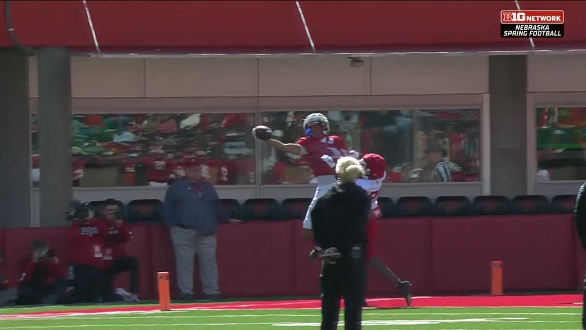 ONE HAND 🖐️ Quinn Clark reels it in for the sweet Nebraska Football spring game TD. 📺: Big Ten Network