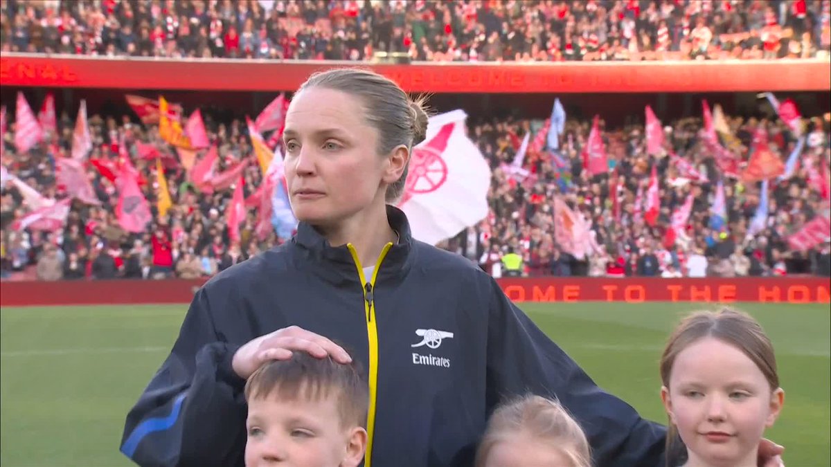 An emotional Kim Little leads out the Arsenal side at the Emirates, and is met by a surprise tifo in North London 🥺❤️