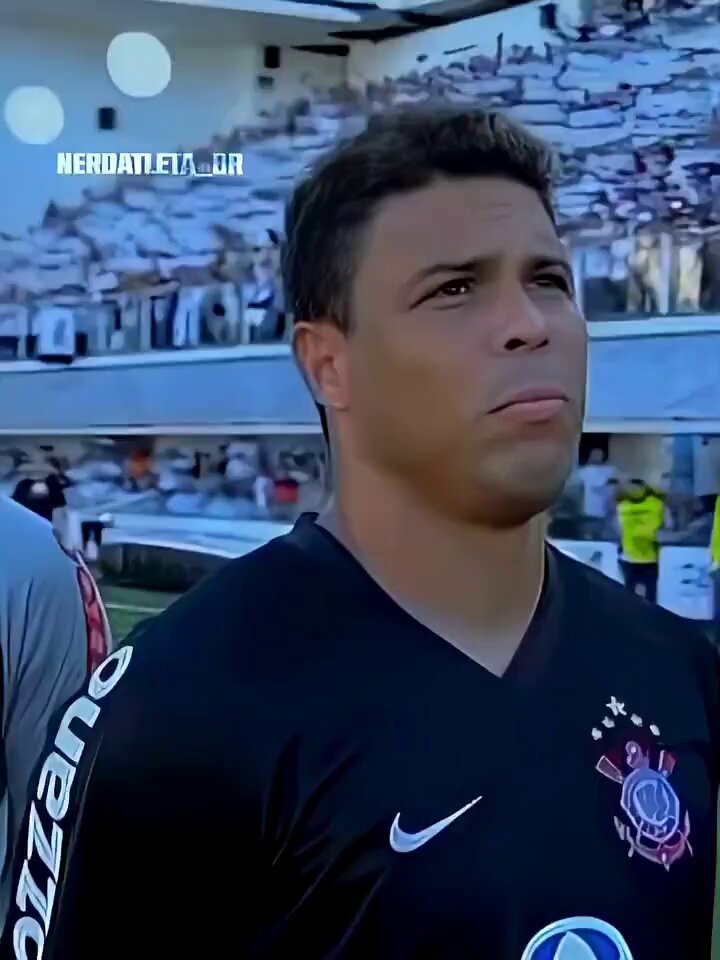 Ważący blisko 100kilo Ronaldo z atrapami kolan pokazuje młodziutkiemu Neymarowi jak to się robi 😃 Santos - Corinthians i Król Pele na trybunach 🥰