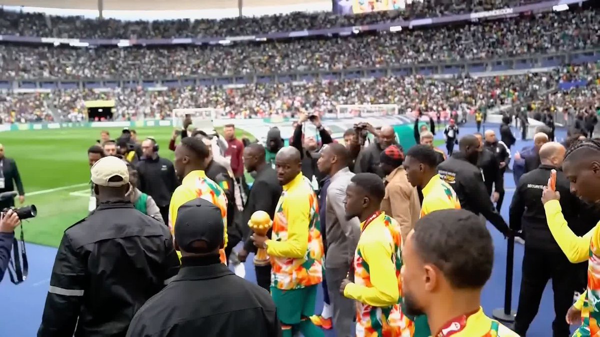 Senegal have paraded their AFCON trophy ahead of their friendly against Peru, despite CAF stripping them of the title 🏆🇸🇳 📺 @footballsenegal