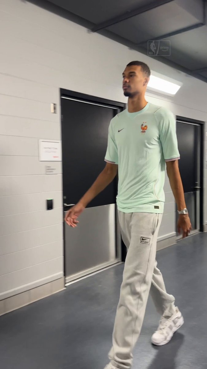 Wemby qui arrive avec le nouveau maillot de l’équipe de France de foot ! 🇫🇷🗽