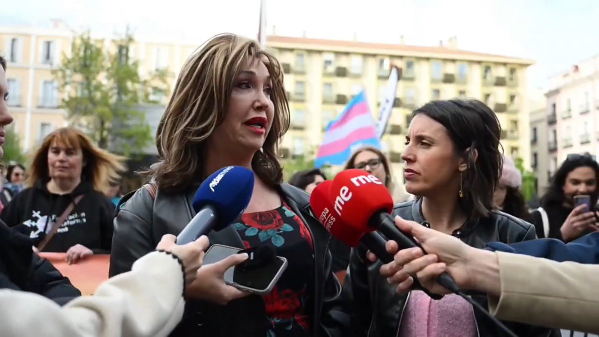 Exigimos a Pedro Sánchez actuar contra las agresiones hacia el colectivo trans y el odio en las redes sociales. Son estos discursos los que prenden la mecha a las agresiones que sufrimos las personas del colectivo. 🎥 🔻Mar Cambrollé 🏳️‍⚧️ Hay Ley Trans