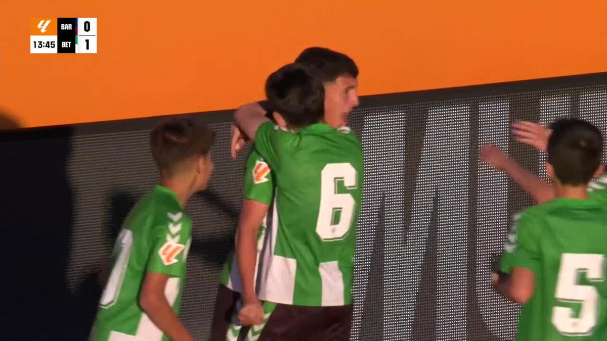 El Real Betis está en la FINAL de #LALIGAFCFUTURES. El mejor torneo alevín. Una muestra más del gran trabajo que se está haciendo en la cantera verdiblanca. El Real Betis sub-12 ha eliminado al Barça con dos golazos, uno este de Jesús Heredia.