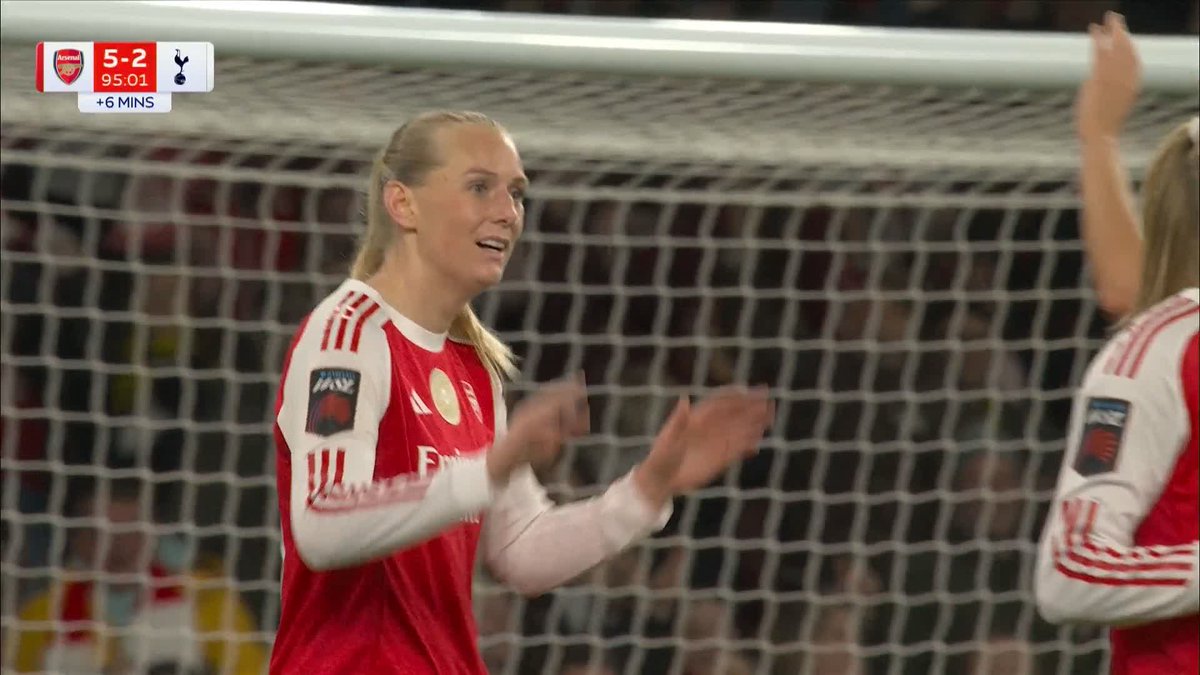 Stina Blackstenius scores Arsenal’s FIFTH late in the north London derby. 🤯❤️