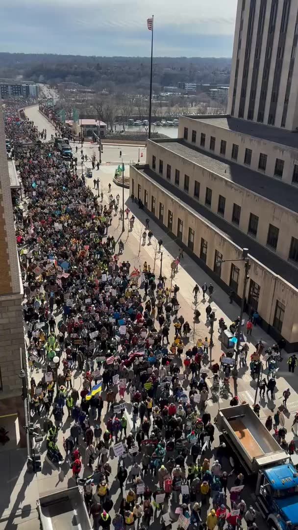 OMG! These are No Kings protesters in downtown St. Paul, on their way to the Minnesota State Capitol. 🙌💪👏✊👇