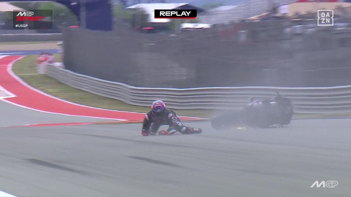 LO NUNCA VISTO 😯 Jorge Martín Almoguera se cae... ¡EN LA VUELTA DE HONOR! 👀 Estaba celebrando su victoria al sprint con un caballito... ¡Y ACABÓ EN EL SUELO! #USGP 🇺🇸 #MotoGP 🏁