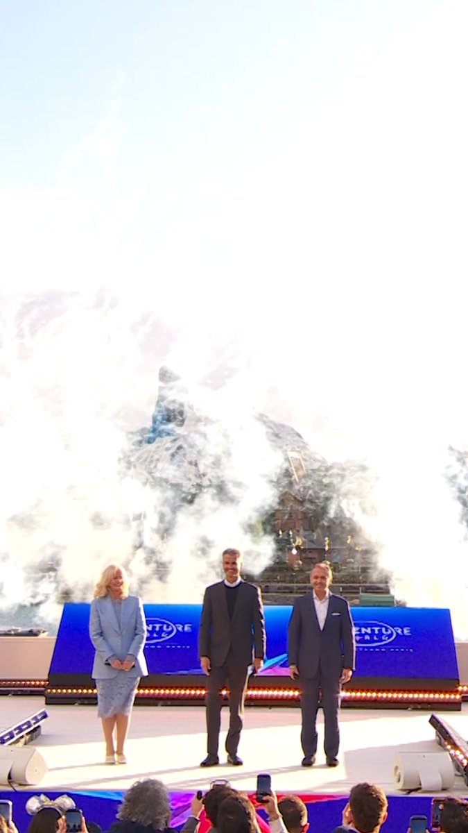 Natacha Rafalski, Présidente de Disneyland Paris, Thomas Mazloum, Président de Disney Experiences, et Josh D'Amaro, PDG de The Walt Disney Company, inaugurent officiellement Disney Adventure World, le second parc nouvellement réinventé de Disneyland Paris 🥳✨ Une nouvelle ère d'aventures s'ouvre à Disneyland Paris. Vivez ce moment historique tout au long du week-end sur nos réseaux sociaux ! #DisneyAdventureWorld #DisneylandParis #DisneyParks