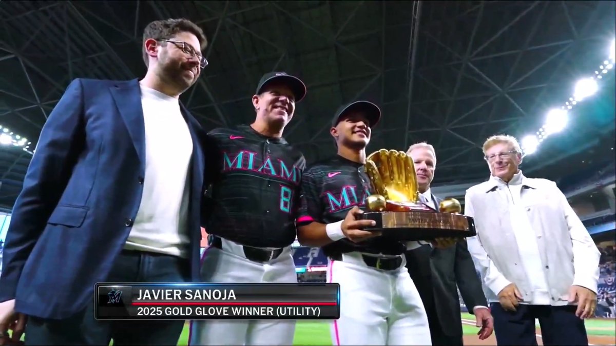 El campeón del World Baseball Classic 2026 Javier Sanoja es homenajeado con la base robada del juego final del torneo y su Guante de Oro del 2025 en emotiva presentación, cortesía de los Marlins. 🇻🇪🏆