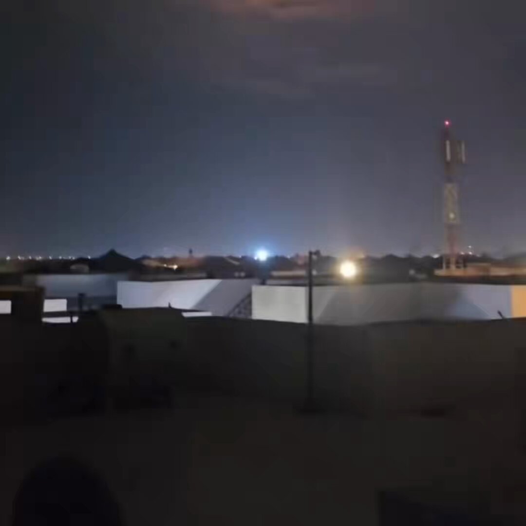 الان دبي تحترق 🔥🔥 إيران تهاجم دبي بالصواريخ والطائرات المسيرة سُمع دوي ما لا يقل عن 10 انفجارات في منطقة مطار دبي الدولي. توقف مطاري دبي وأبوظبي الى اجل مسمى