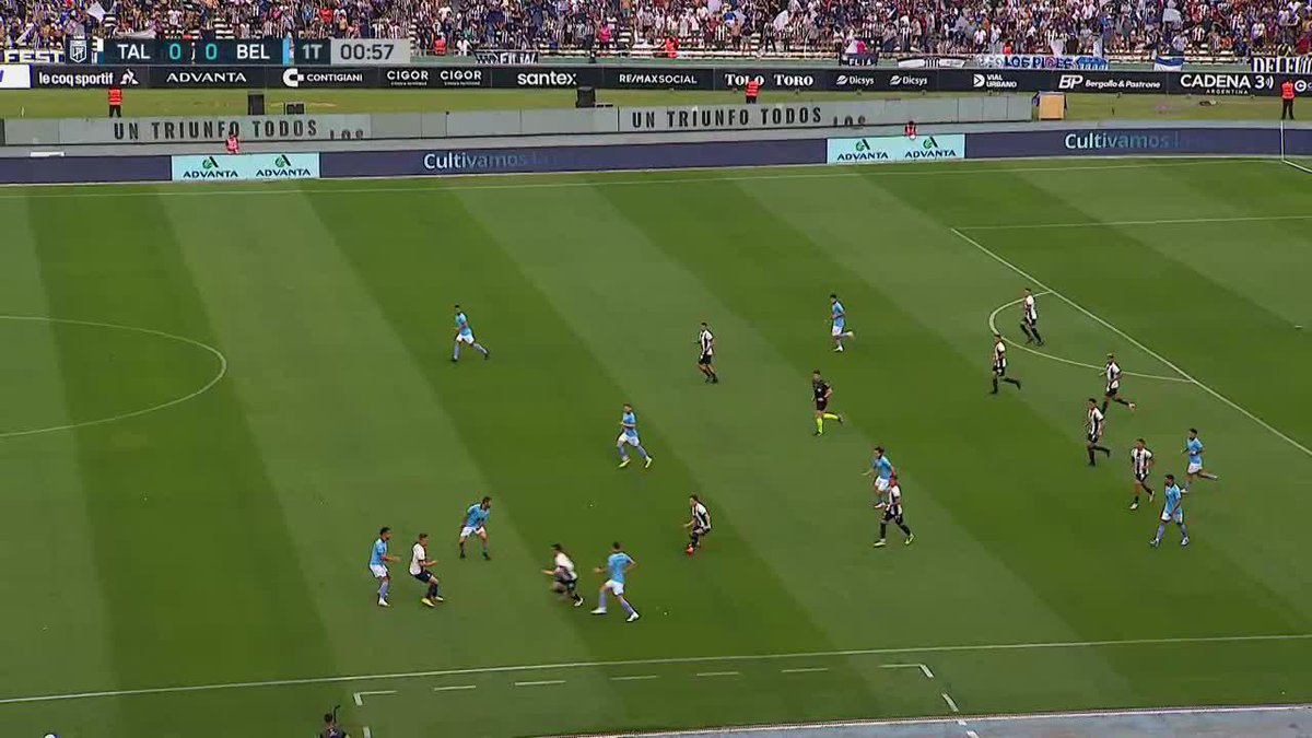 Un minuto de juego en el clásico cordobés. Girotti festeja la roja mientras su compañero está desarmado en el piso