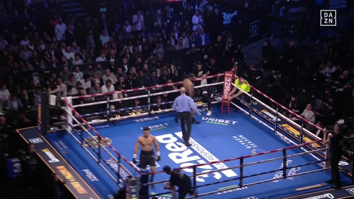 DOWN GOES FRANKLIN IN THE THIRD 💥 #ItaumaFranklin | Live NOW on DAZN ▪️