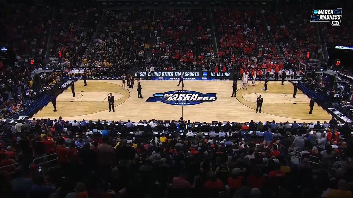 "Surely there's a horn expert somewhere in this building!?" 🤣 Kevin Harlan asking the important questions as the horn malfunctions 😆