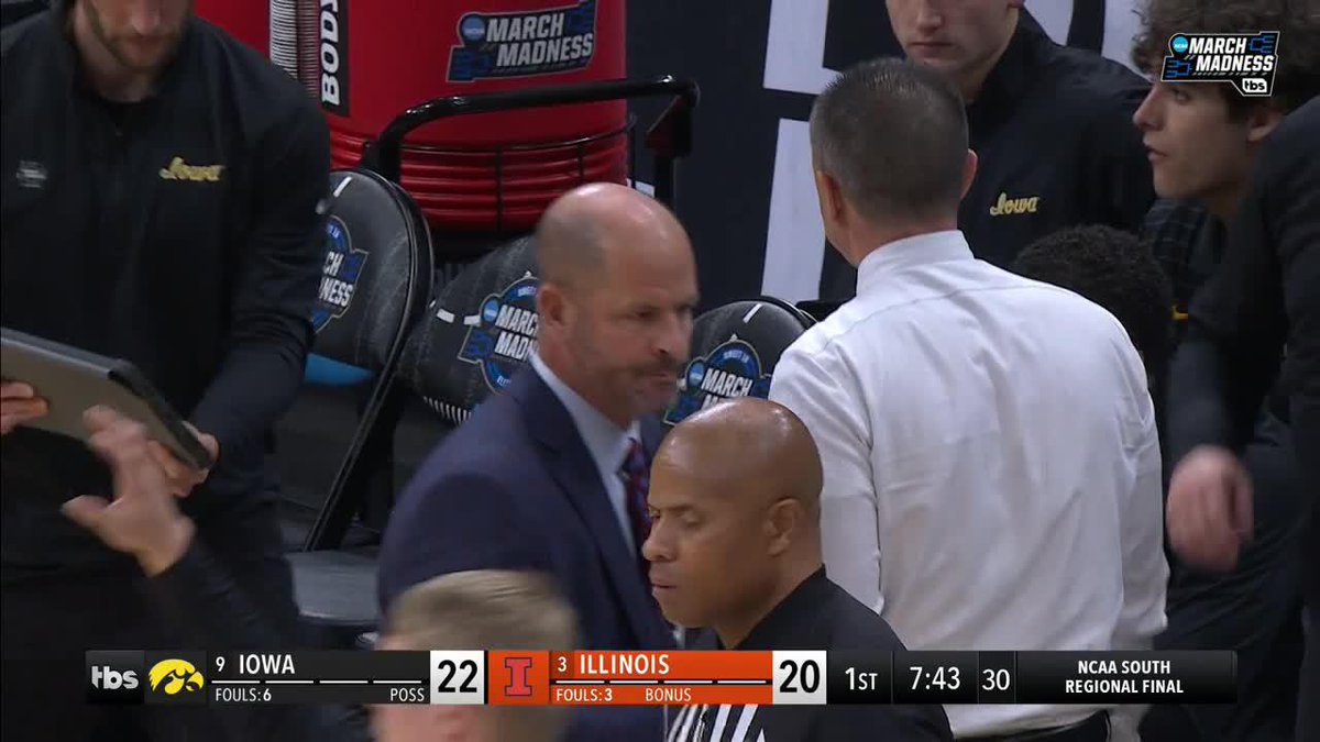 Kevin Harlan: "It stopped! They're on their feet!" Robbie Hummel: "Looks like the scoreboard is out now. But we can play without that." Stan Van Gundy: "We don't need that." 🏀🎙️ #NCAATournament #MarchMadness