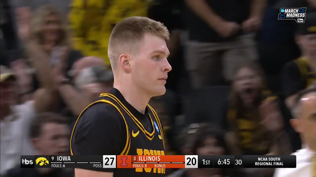 Bennett Stirtz has 15 of Iowa's 32 points going into the half The No. 9 Hawkeyes lead No. 3 Illinois 32-28 👀 Watch March Madness on TNT Sports