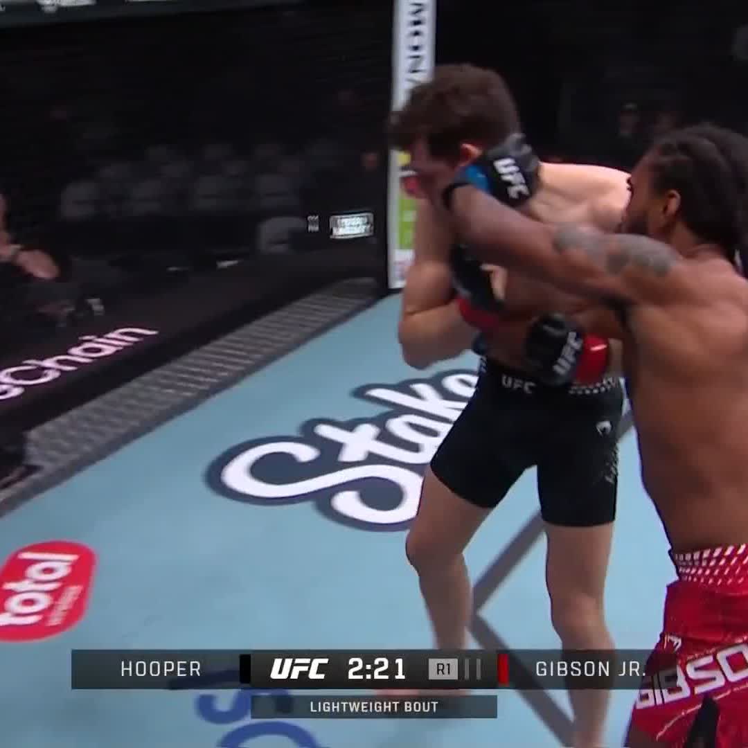 Coup de coude de l’enfer ➡️ penalty ➡️ salade de genou 😵 Lance Gynson Jr n’a laissé aucune chance à Chase Hooper... #UFCSeattle