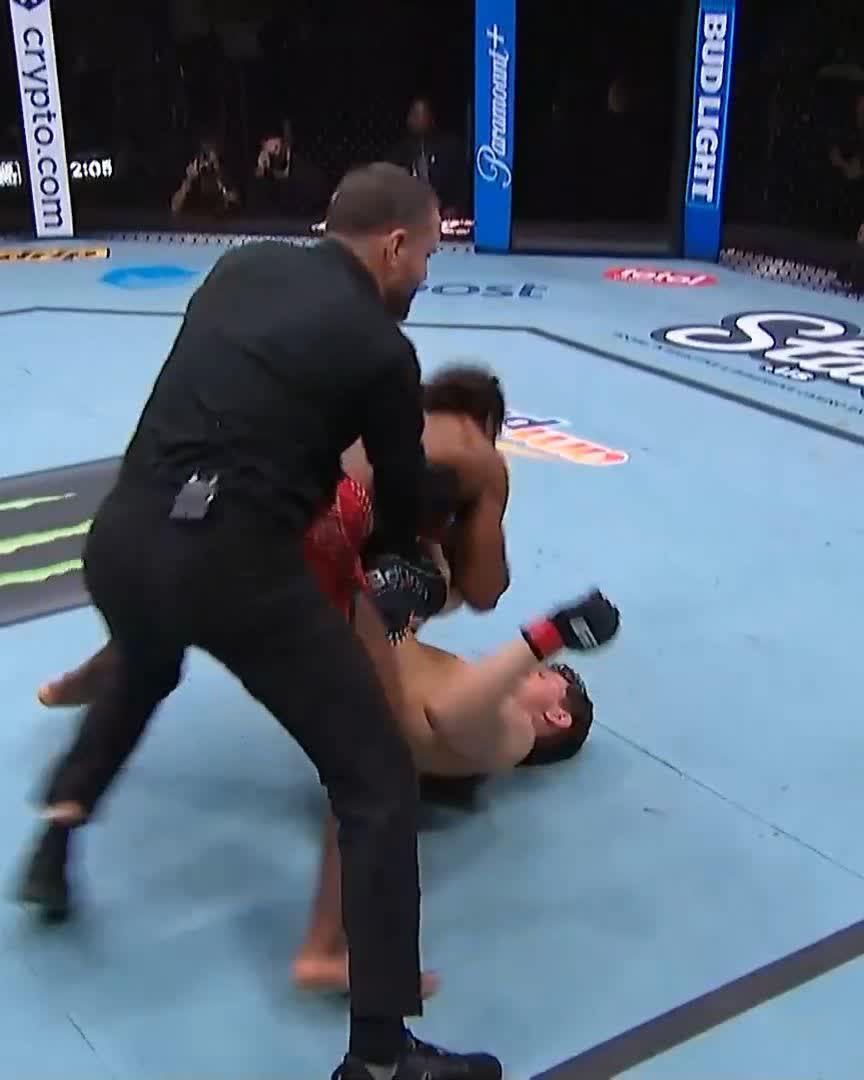 VANCOUVER'S OWN 🇨🇦 Lance Gibson Jr. gets the first round TKO! [ #UFCSeattle | LIVE on @ParamountPlus ]