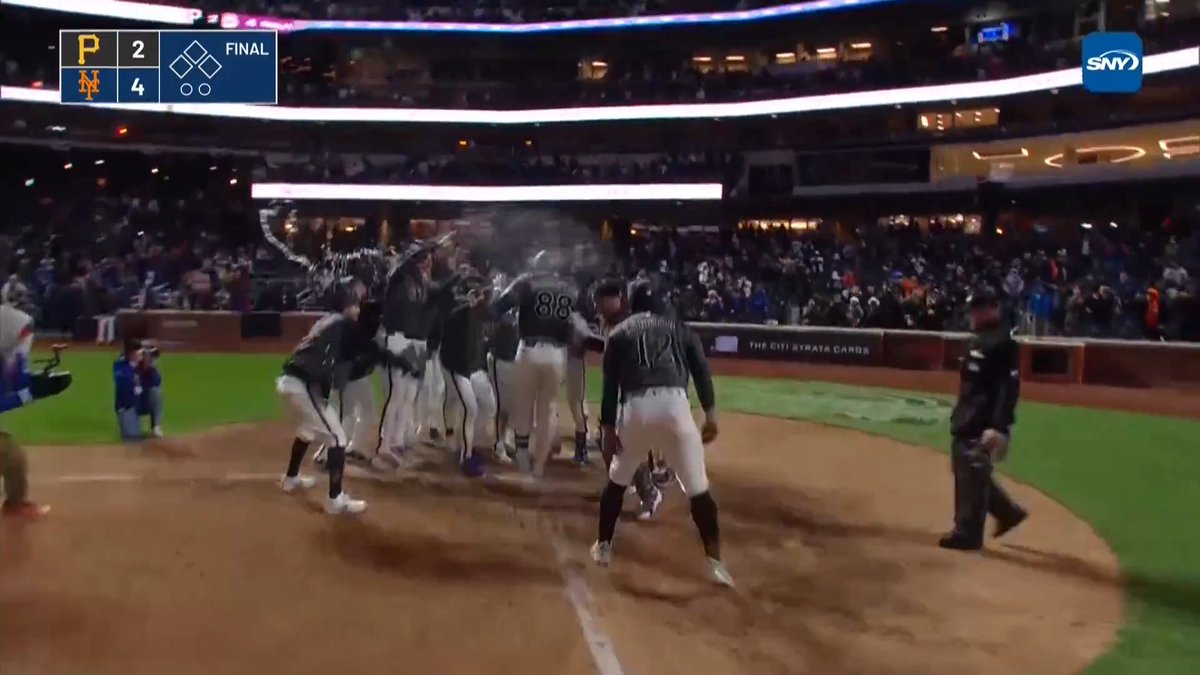 LUIS ROBERT JR. WALK-OFF HOME RUN 🍎