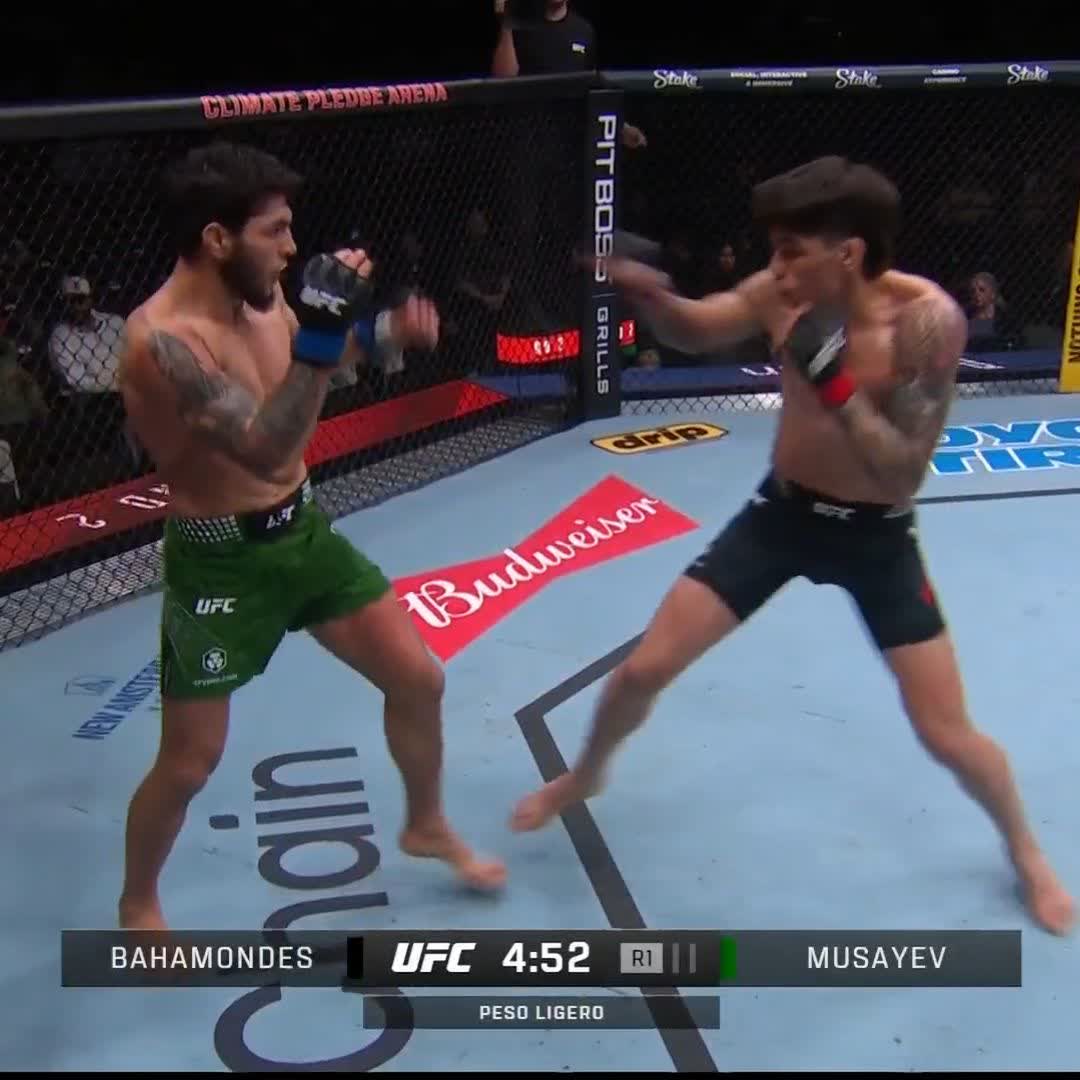 Impresionante ‼️ El chileno manda a la lona a Musayev que se aferra y resiste 💢 #UFCSeattle | Ver en vivo por Paramount+ Deportes