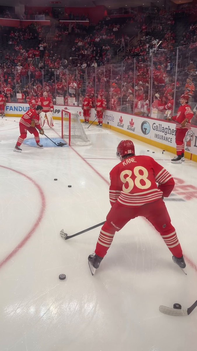 Warmin' up with Patrick Kane 🐙 📺: ABC