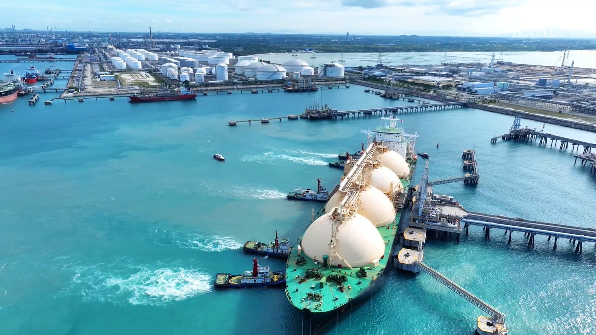 Terrifying geopolitical reality check. The entire weight of the global economy converges on a 21-mile wide chokepoint in Iran. The Strait of Hormuz is the jugular vein of humanity carrying 20 percent of the world's oil. Washington is absolutely powerless here.