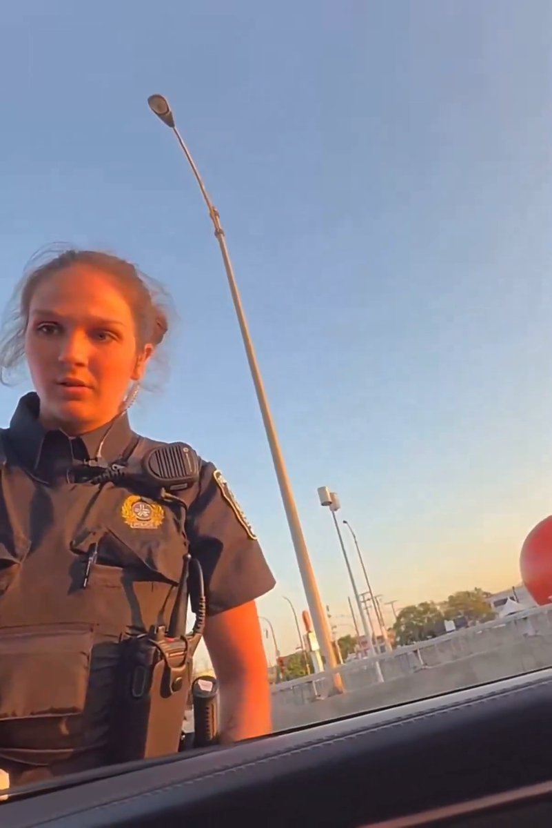 🔴🔴 || تعرضت شرطية 👮 من مونتريال لإهانة بالغة من رجل جزائري مقيم في كندا 🇨🇦 . قال لها: "يا عا..هرة قذ.رة، اخرسي يا ذات الوجه الشبيه بوجه الك.لب. إن أردتِ، سأشتريكِ وتصبحين عبد.تي."