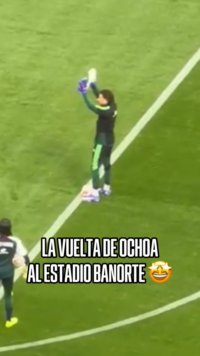Y UN DÍA VOLVIÓ 🥹 🙌 Guillermo Ochoa fue recibido entre aplausos durante el calentamiento.