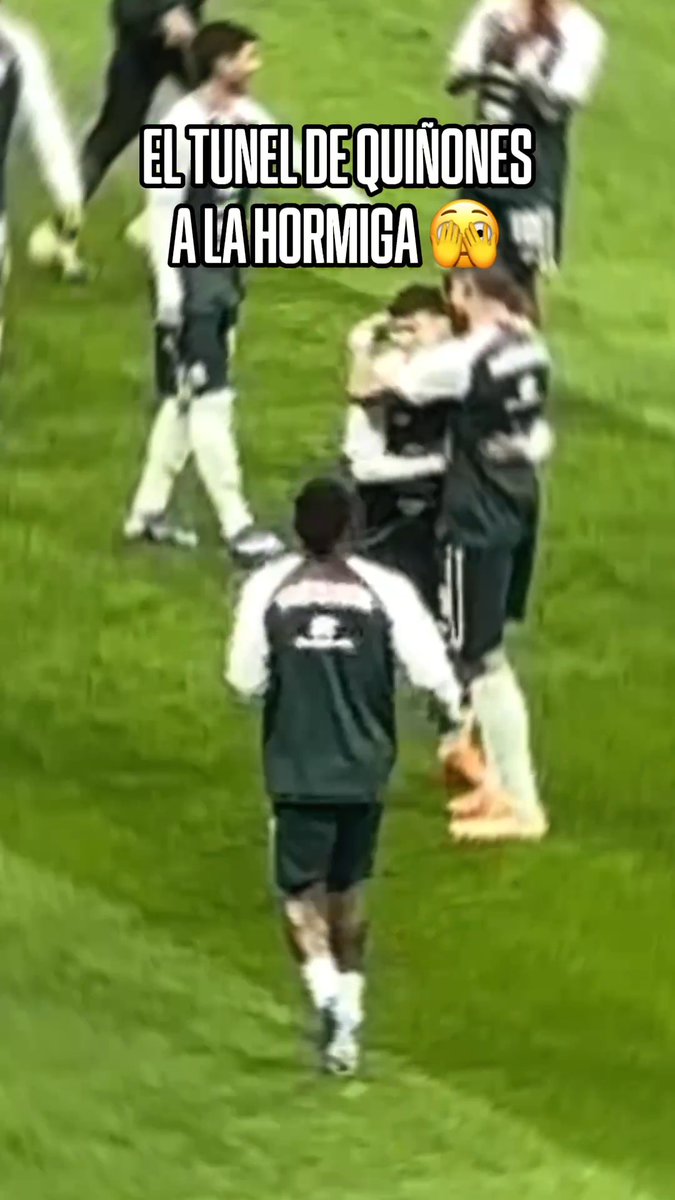 ¡NO SE SALVÓ! 😅 Quiñones le hizo pagar la novatada a Armando González durante el calentamiento.