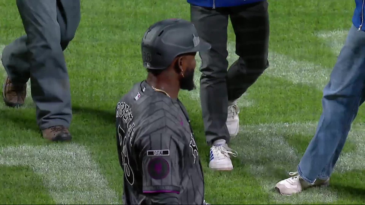 Luis Robert Jr.'s Mets teammates greet him at home plate after his walk-off homer 🙌