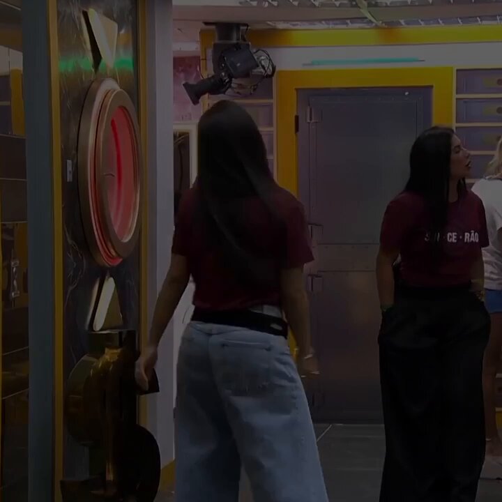 Jordana: gostosa que entrega Juliano: bafo de merda