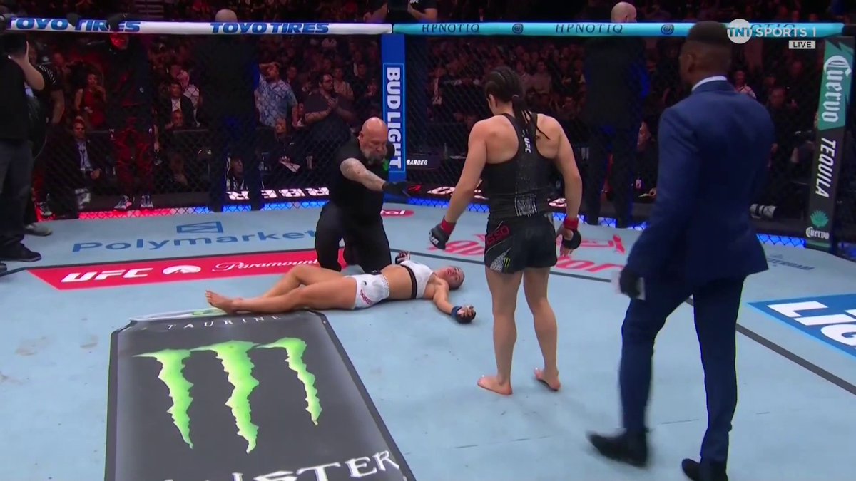 Alexa Grasso put Maycee Barber to SLEEP! 😟 #UFCSeattle | Stream TNT Sports on HBO Max