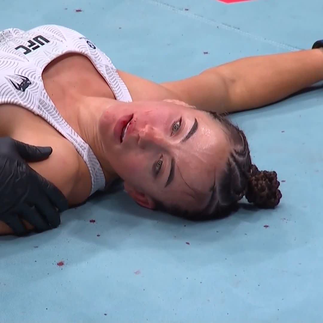 Pode nocaute e finalização juntos? 🤯 Vitória ABSURDA de alexa grasso na luta co-principal do #UFCSeattle! 🔥 [ #UFCSeattle | Ao vivo somente no @ParamountPlusBR ]