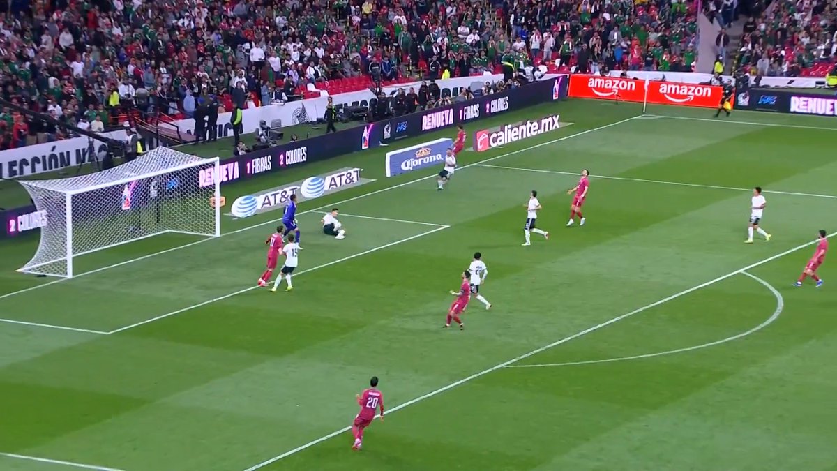 ¡Paulinhooo! El jugador del Toluca entró con todo y buscaba hacer daño desde la lateral.