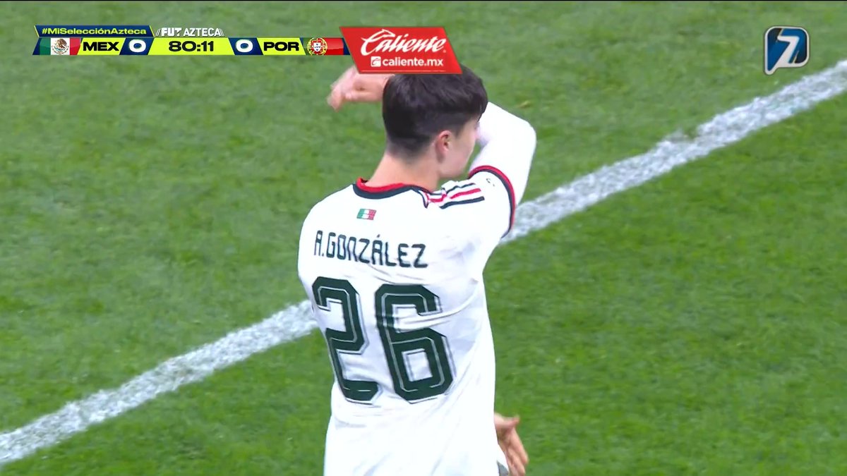 Entró Julián Quiñones y de inmediato hizo notar su presencia en el terreno de juego La diferencia entre ponerle centros a Julio Furch Prime y a "la hormiga gonzález" 👇