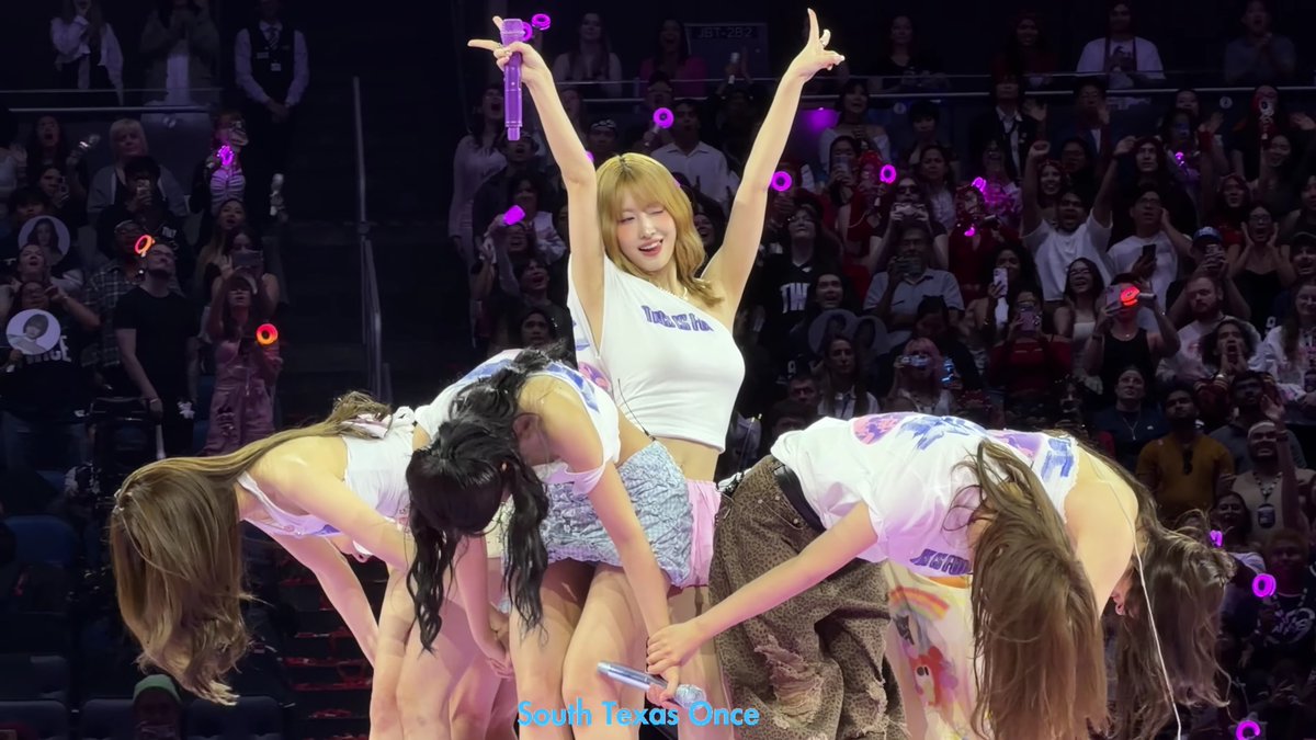 MOMO DOING NAYEON'S THING DURING THE BOW BECAUSE JEONGYEON TRAPPED HER IN THE MIDDLE