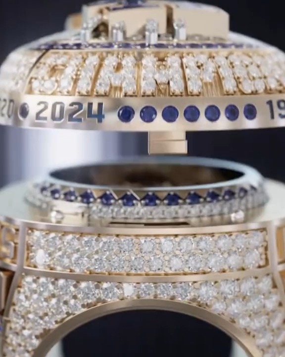 El anillo de campeones de la Serie Mundial de los Dodgers está adornado con diamantes y zafiros, tiene un anillo dentro de otro e incluye tierra recogida del plato de home en el séptimo partido. Una pieza imponente para celebrar títulos consecutivos en 2024 y 2025. (vía Dodgers)
