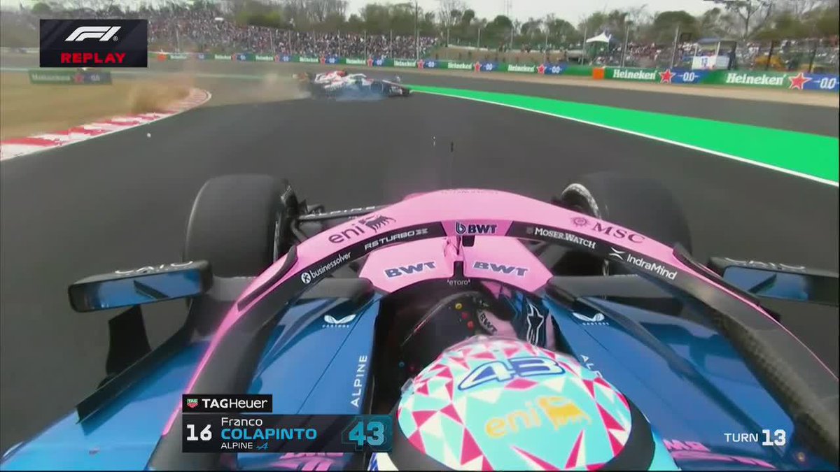 "Ollie Bearman" Porque se le fue el auto e hizo mierda el Haas en el Gran Premio de Japón. Casi se llevó puesto a Franco Colapinto que venía adelante, encima no podía ni pisar el británico. Me dolió hasta mí el choque, la concha de la lora.