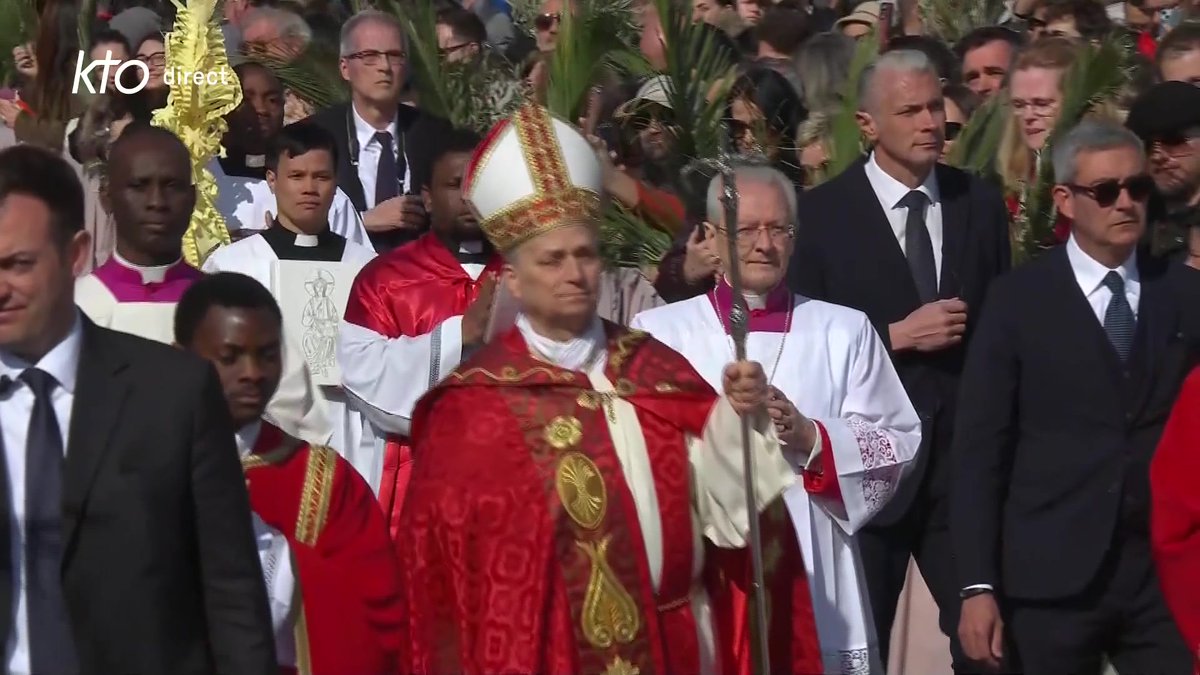 🌿 Le pape #LéonXIV fait son entrée place Saint-Pierre pour célébrer la messe des #Rameaux et de la Passion du Seigneur. 👉 Une célébration à suivre en direct sur KTO et #Carême2026
