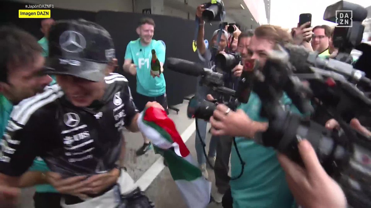 ¡PERO ESTO DE ANTONELLI CORRIENDO DESPAVORIDO Y METIÉNDOSE EN FERRARI QUÉ ES! 😂😂😂😂😂😂 #JaponDAZNF1 🇯🇵