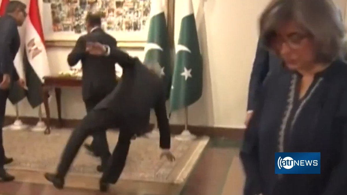 افتادن وزیر خارجه پاکستان هنگام استقبال از وزیران خارجه مهمان در اسلامآباد اسحاقدار معاون صدراعظم و وزیر خارجه پاکستان هنگام استقبال از وزیران خارجه کشورهای مهمان در مقر وزارت خارجه این کشور در اسلامآباد بهگونه ناگهانی تعادل خود را از دست داده و به زمین افتاد. این رویداد زمانی رخ داد که او در حال خوشامدگویی رسمی به هیأتهای دیپلماتیک و وزیران خارجه چند کشور بود که برای گفتگوهای منطقهای وارد اسلامآباد شده بودند. #آریانانیوز #پاکستان #اسحاق_دار #اسلامآباد #دیپلوماسی