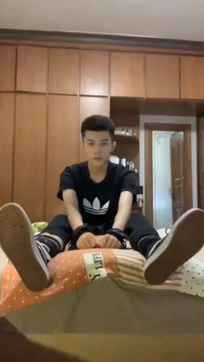 其实旧李良鹏相比于新李良鹏有看点的不是一点半点，先不说现在整容痕迹太严重有一种生硬感，而且粗口真的有人喜欢吗。。还是以前腼腆年轻的李良鹏被挠脚心有看点，起码这个声音和表情都更自然（长得有点像陈飞宇） #黑袜 #tk #调教 #捆绑 #直男