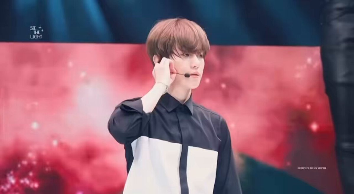 -star baekhyun dengan fancam legendnya "don't go". indah banget dia di sini 🥹